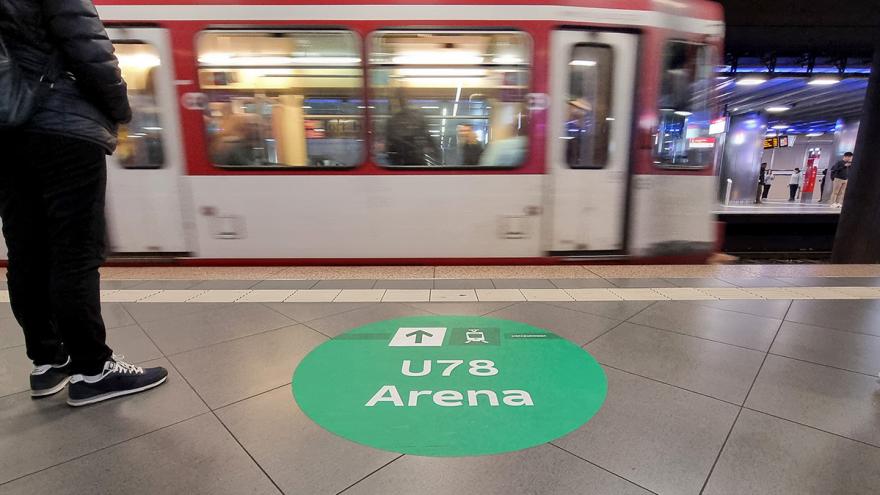 Bahnsteig mit einfahrender U-Bahn und grünem großen Boden-Aufkleber mit der Aufschrift "U78 Arena"